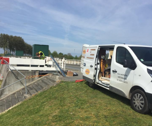 Chemin de câble pour un pont